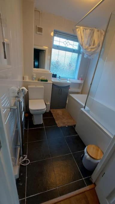 Maisonette With Patio 1 Double Bed Urmston Exteriér fotografie